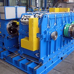Drive with gearbox for truck test benches